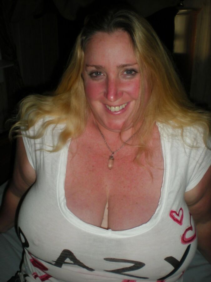 Ann, grosse blonde mature salope ssbbw s'exhibant