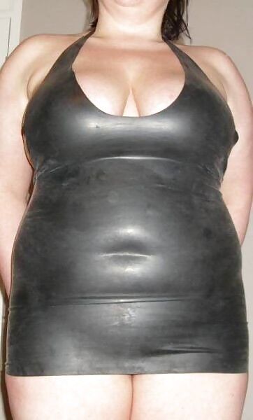 BBW bonita en vestido de látex/goma