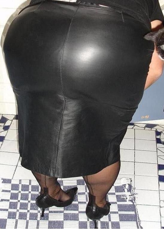 BBW bonita en vestido de látex/goma