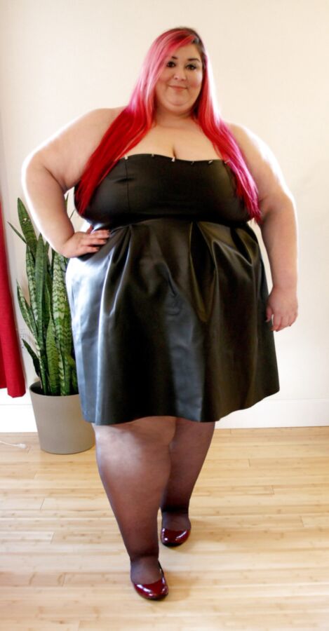 BBW bonita en vestido de látex/goma