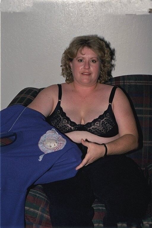 FAT HAIRY BRITISH MOM POSING - RARE OLDER WEB FILES