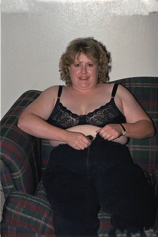 FAT HAIRY BRITISH MOM POSING - RARE OLDER WEB FILES