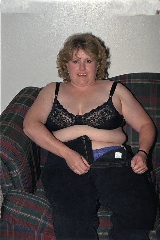 FAT HAIRY BRITISH MOM POSING - RARE OLDER WEB FILES