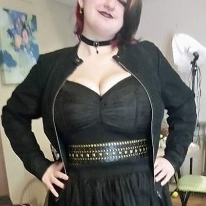 Junge College-Studentin BBW Goth mit einem TOLLEN Körper!