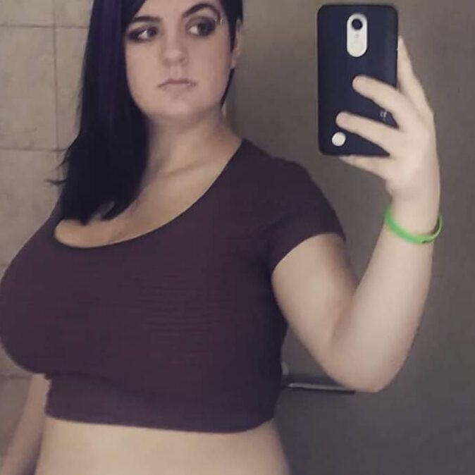 ¡Joven estudiante universitaria BBW gótica con un cuerpo INCREÍBLE!