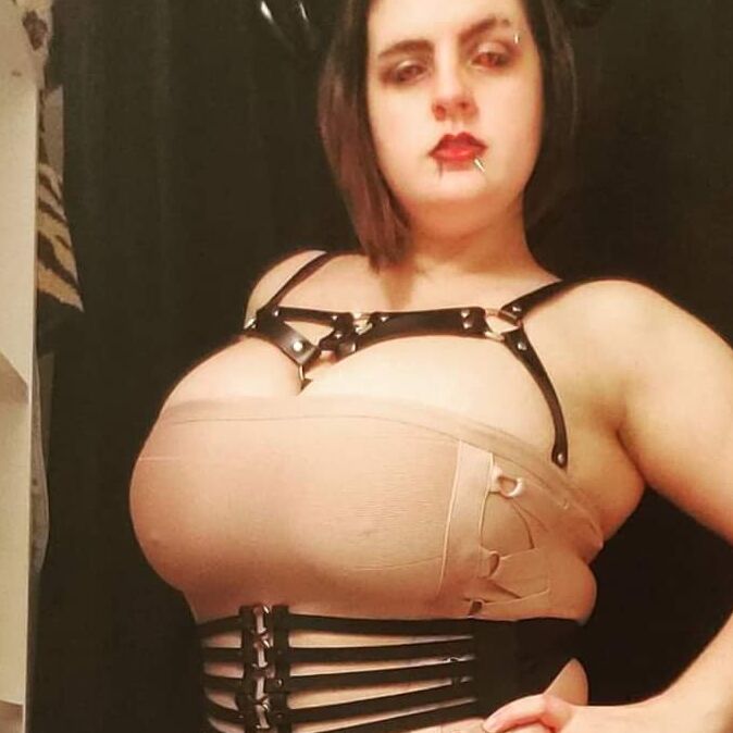 ¡Joven estudiante universitaria BBW gótica con un cuerpo INCREÍBLE!