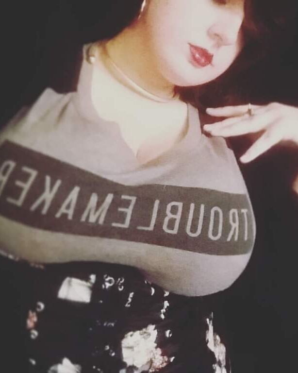 ¡Joven estudiante universitaria BBW gótica con un cuerpo INCREÍBLE!