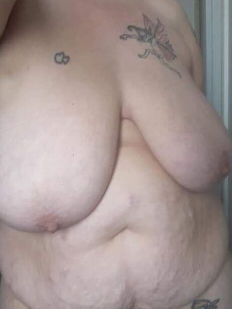 Bbw moche avec d'énormes gros seins naturels défoncés