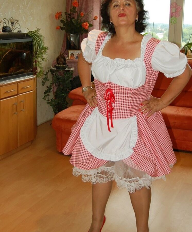 Roswita lässt sich ihr Dirndl kürzen