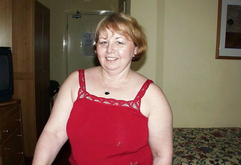 La abuela BBW se siente feliz al posar