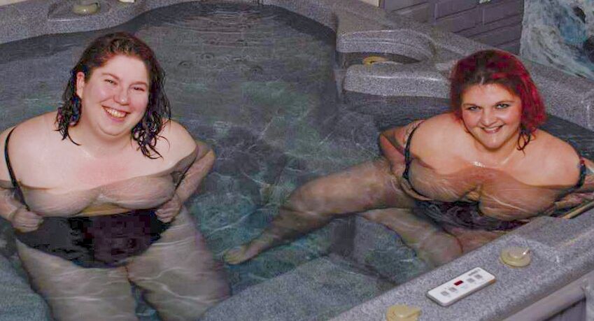 Diversión en el jacuzzi para chicas