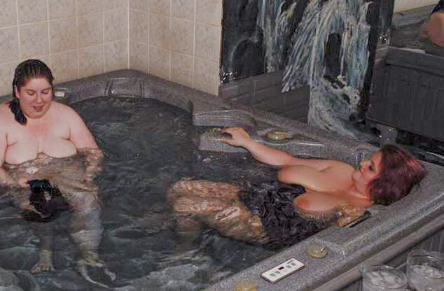 Diversión en el jacuzzi para chicas