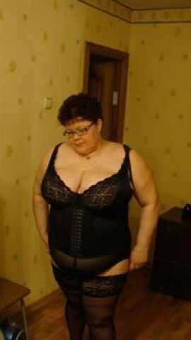 Abuela madura gorda amateur posando en casa