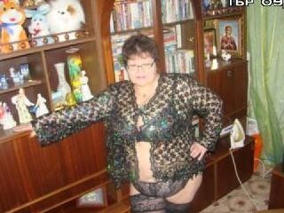 Abuela madura gorda amateur posando en casa