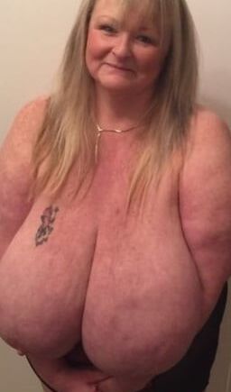 Mature bbw énormes seins légèrement huilés s'il vous plaît