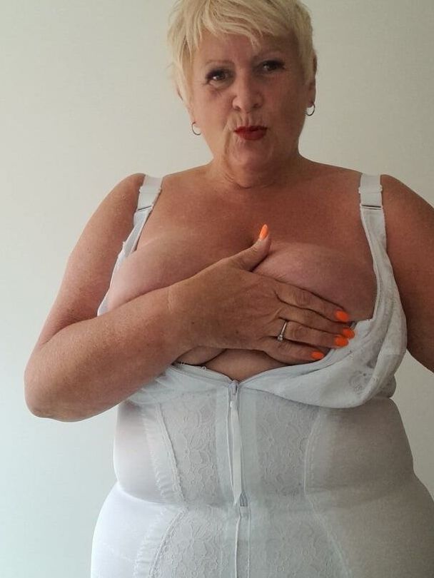 Joolz UK BBW GILF Schlampe