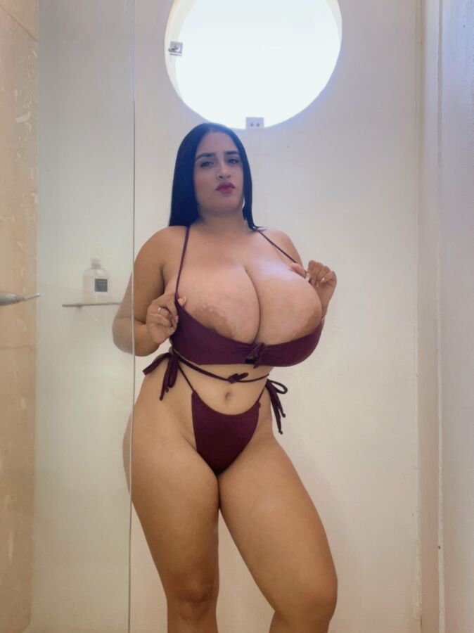 INCROYABLE BÉBÉ LATINA AUX BUSTY avec DES SEINS GÉANTS - Fuites rares (CHAUD)