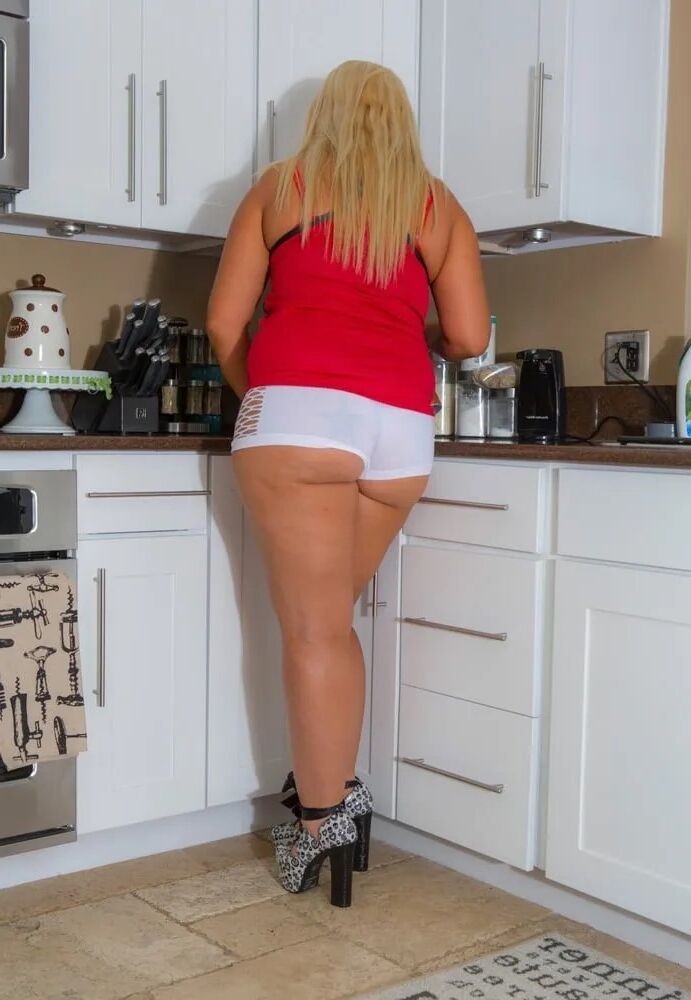 Thick Blonde Babe Amanda