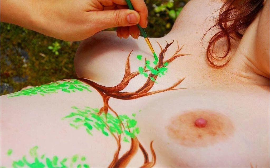 BodyPainting Redhead Preggo Chubby