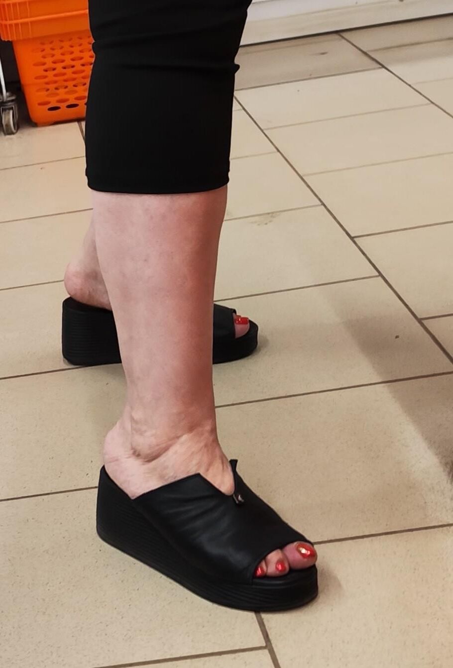 Gorgeous plump older woman with thick toes