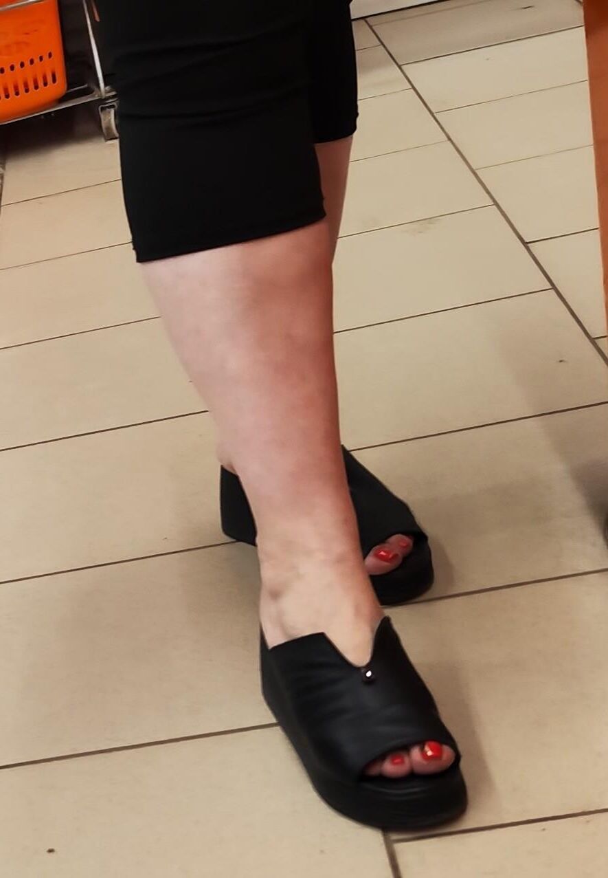 Gorgeous plump older woman with thick toes