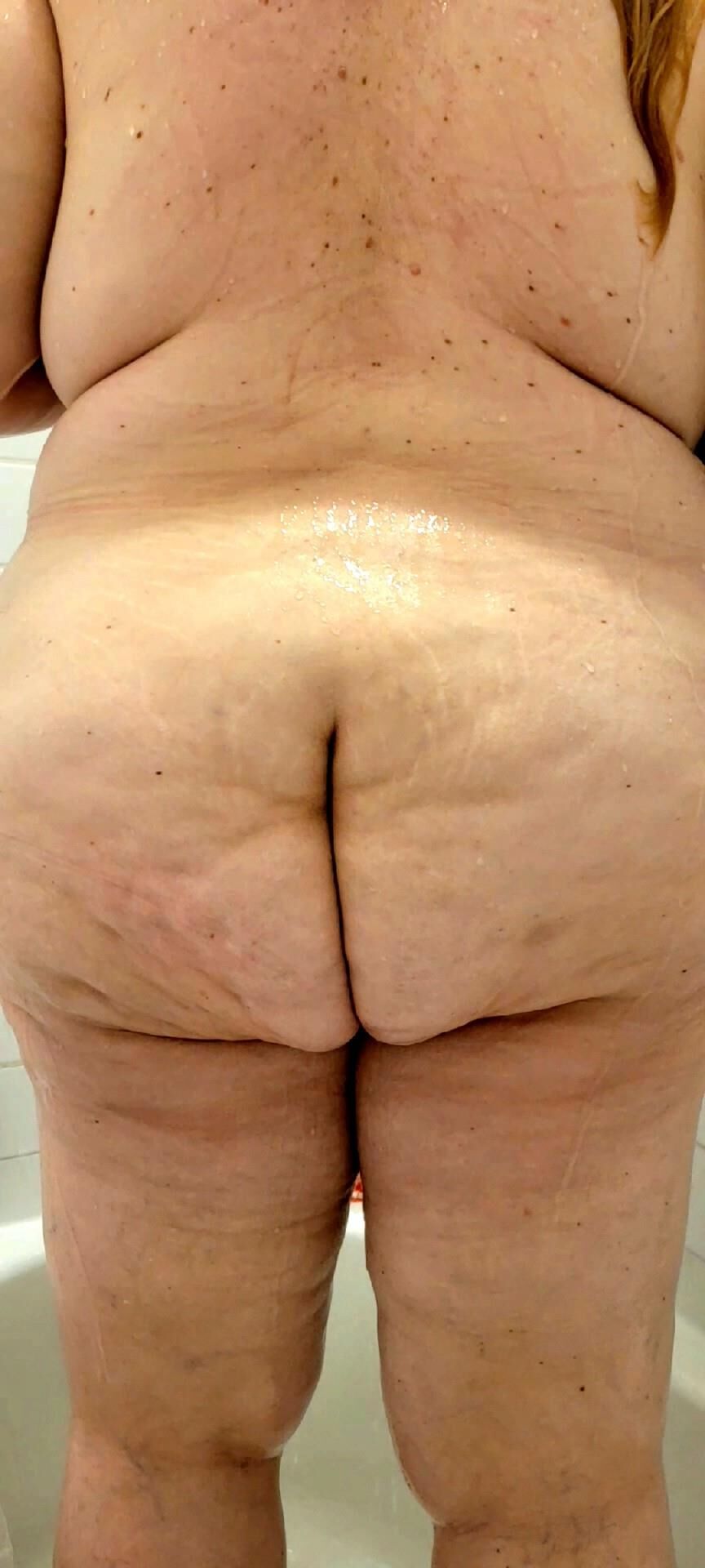 Quem vai gozar na minha barriga gorda e foder minha bunda gorda?