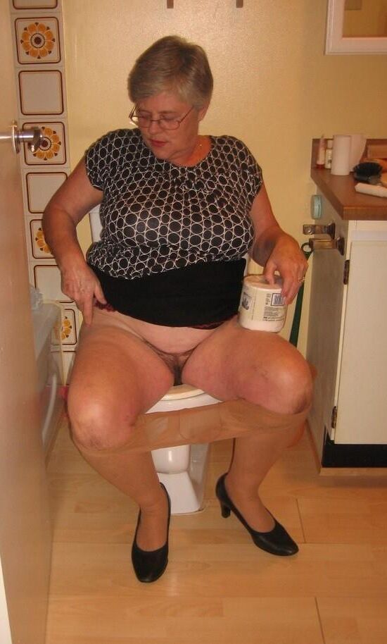 Big girls at the toilet. Do you want to join them?