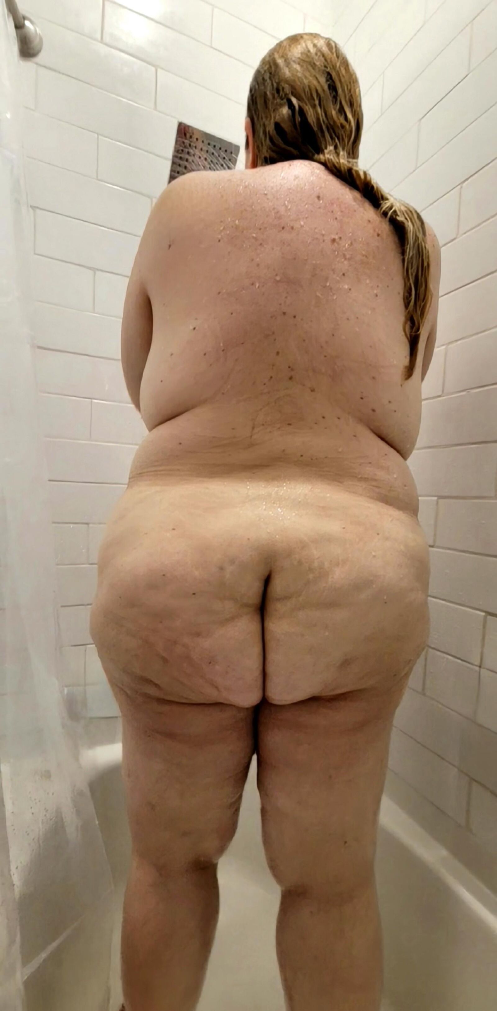 Quem vai gozar na minha barriga gorda e foder minha bunda gorda?