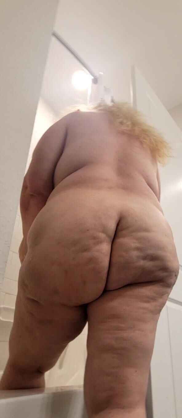 Quem vai gozar na minha barriga gorda e foder minha bunda gorda?