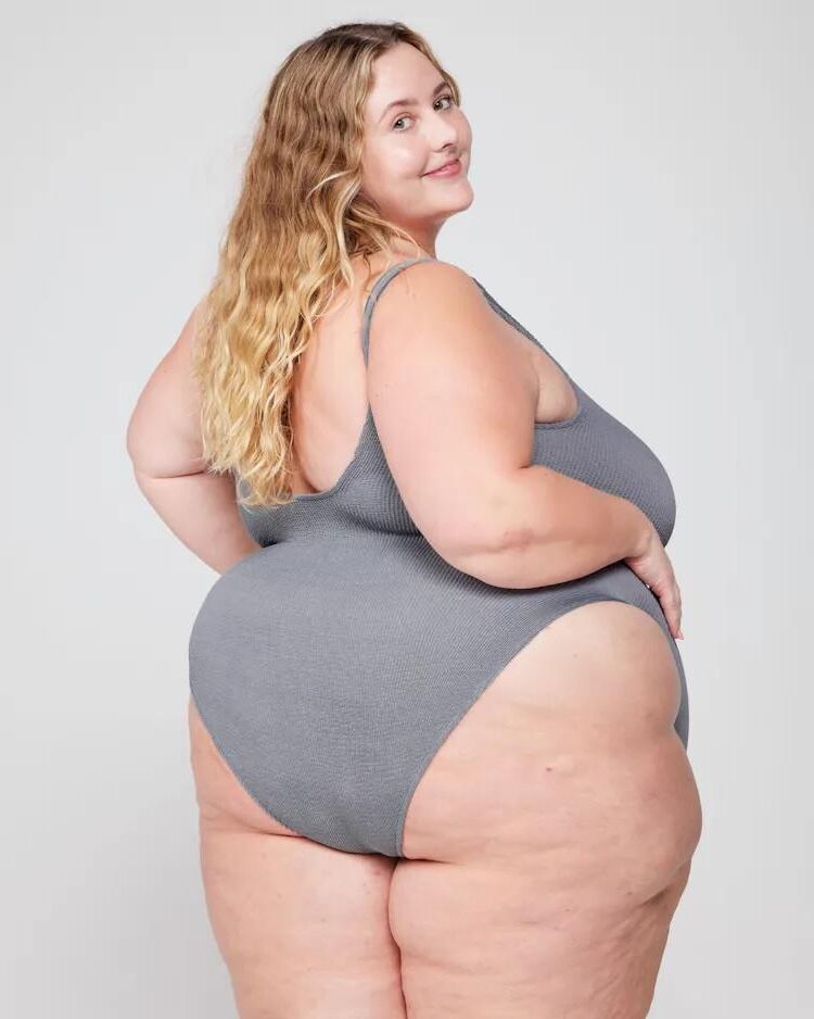 BBW grosso em maiô cinza de uma peça