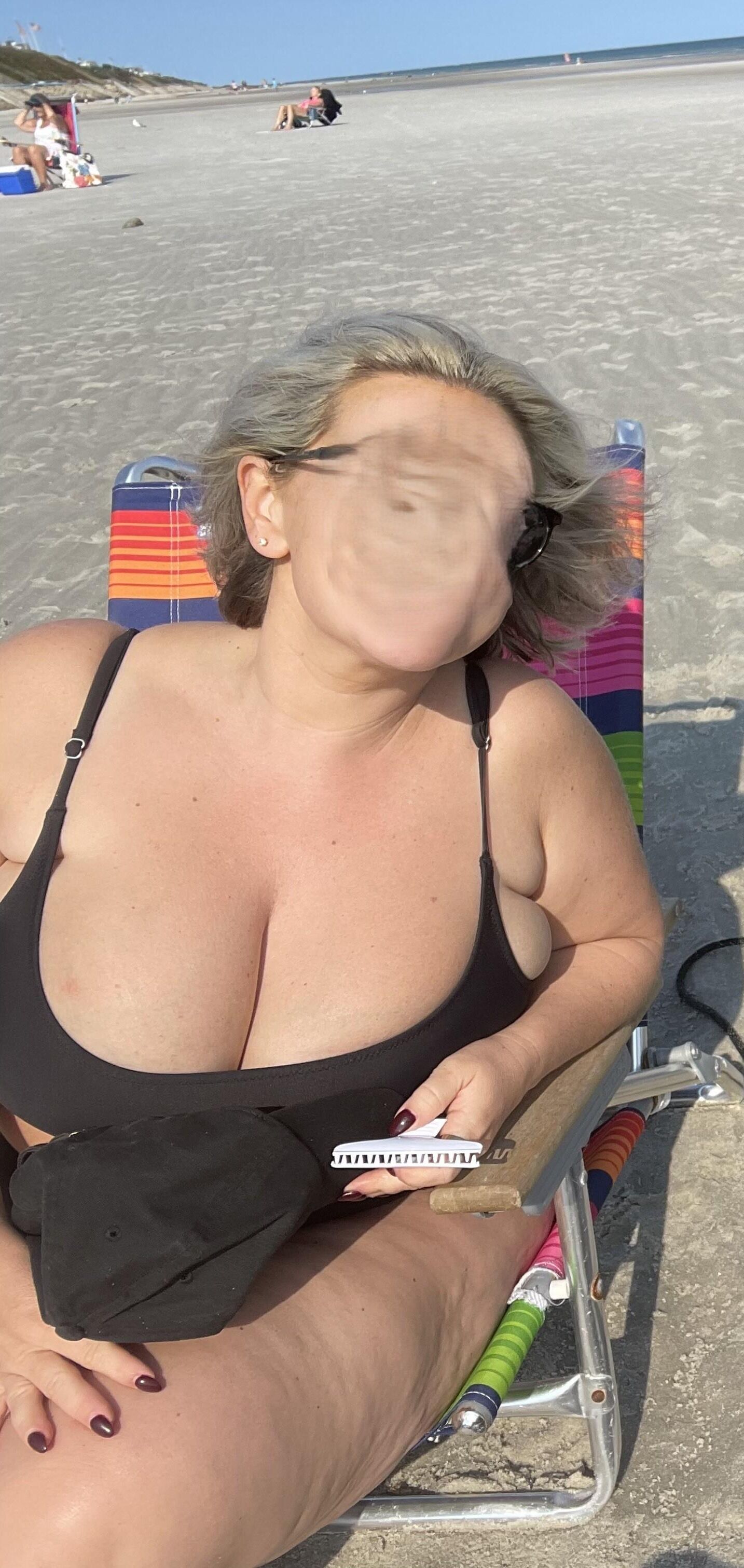 Puta gruesa con grandes tetas y culo gordo