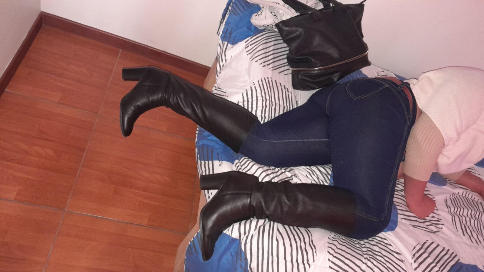 SEDUCCION NICOLE EM BOTAS