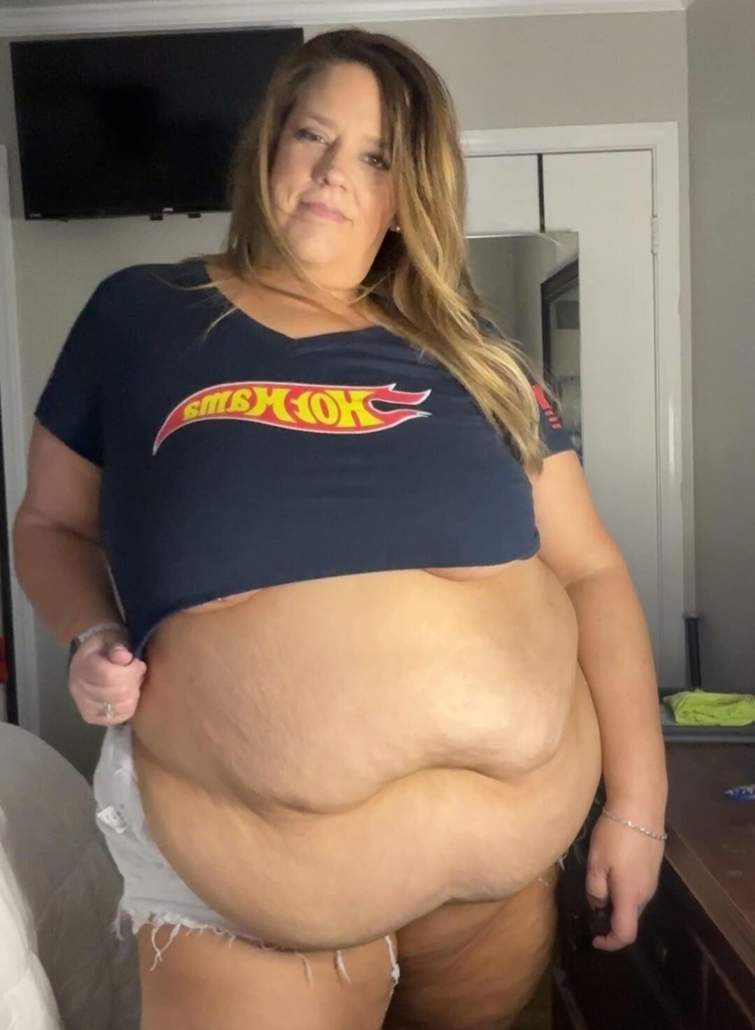 Stunning Beautiful Big Belly MILF 