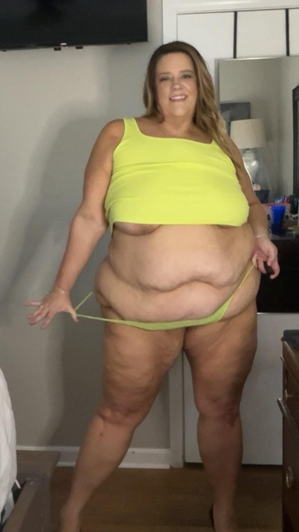 Stunning Beautiful Big Belly MILF 