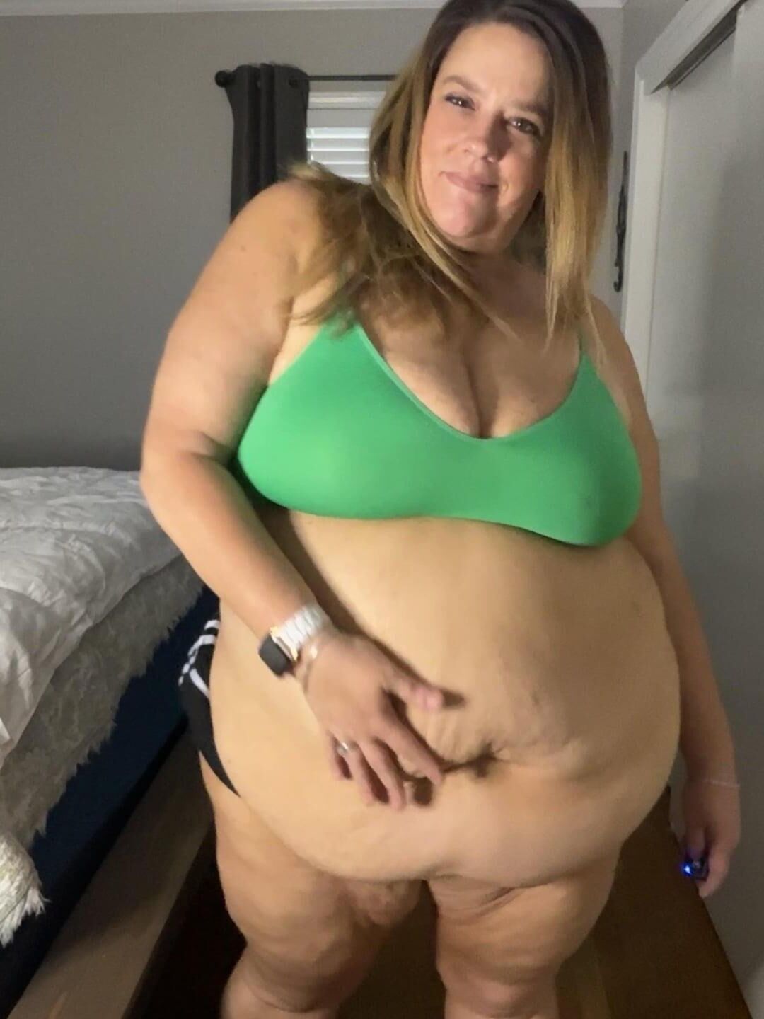 Stunning Beautiful Big Belly MILF 