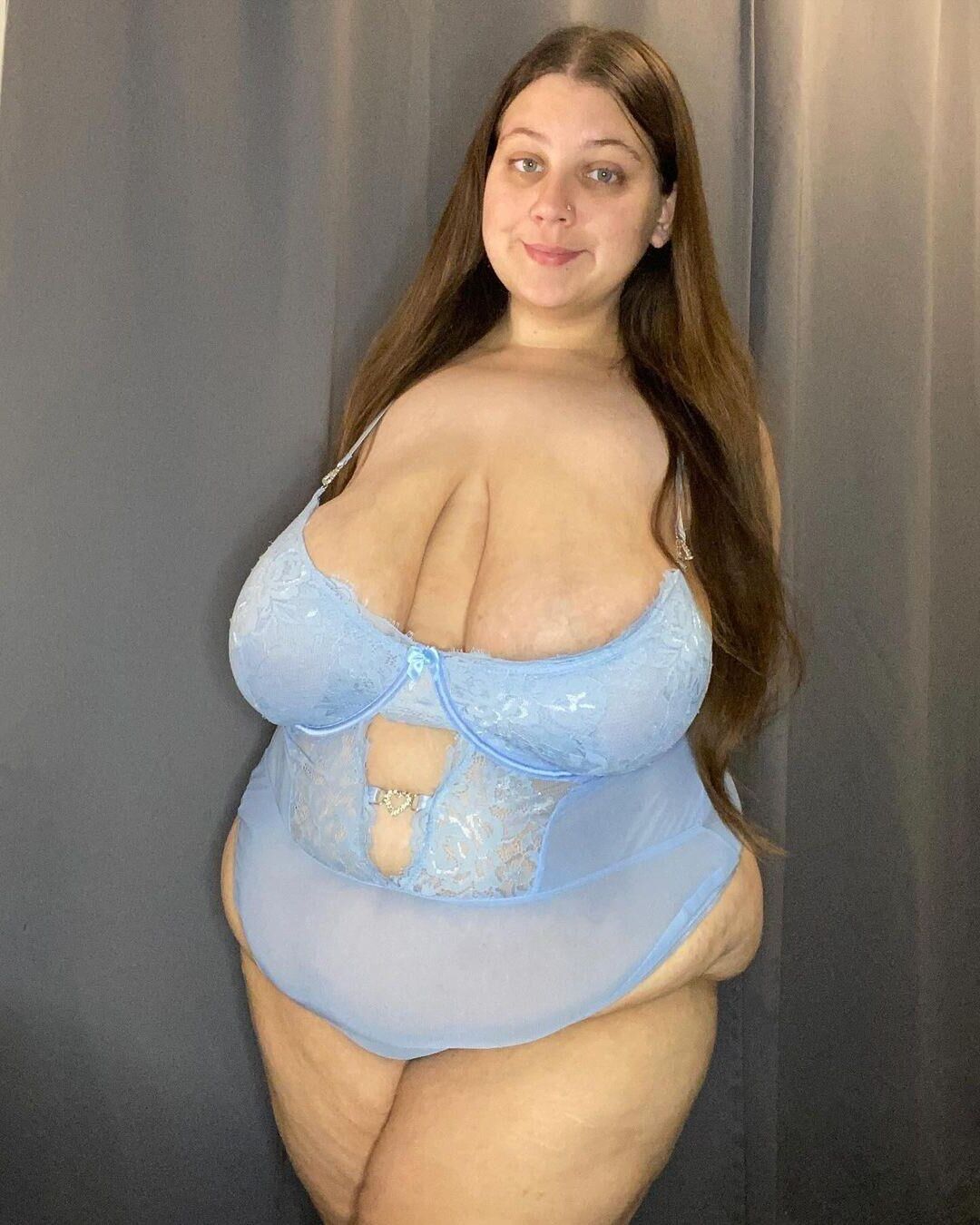 Bigtittybi también conocido como Curvybabe