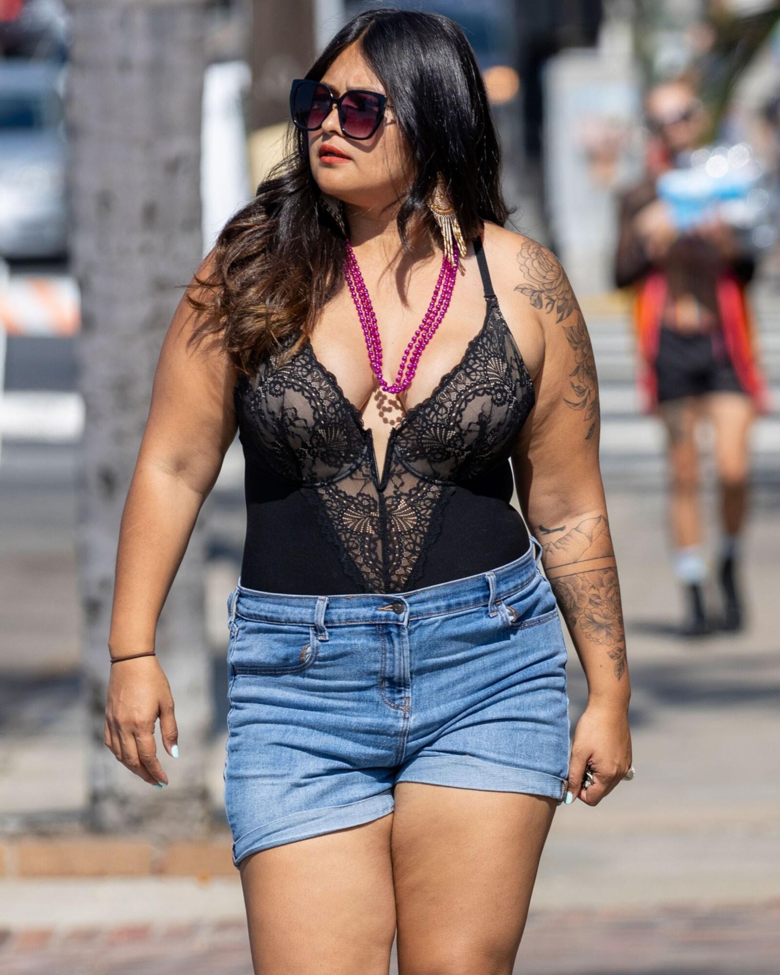 Sexy chubby women (Hot Girl in Shorts BBW)