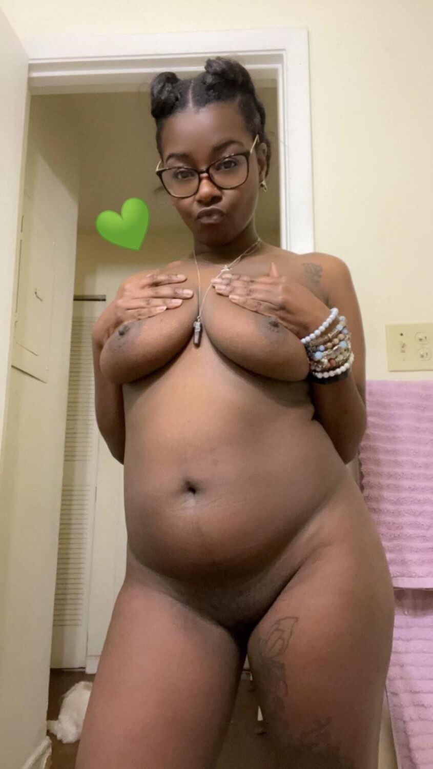 Chubby/BBW, Glasses, Topless. 