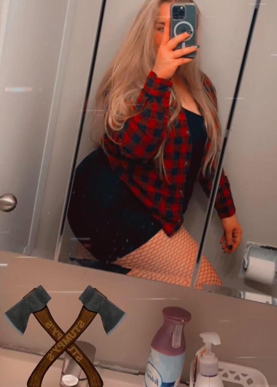 Thick Ass White Gurl Loves To Bend Over