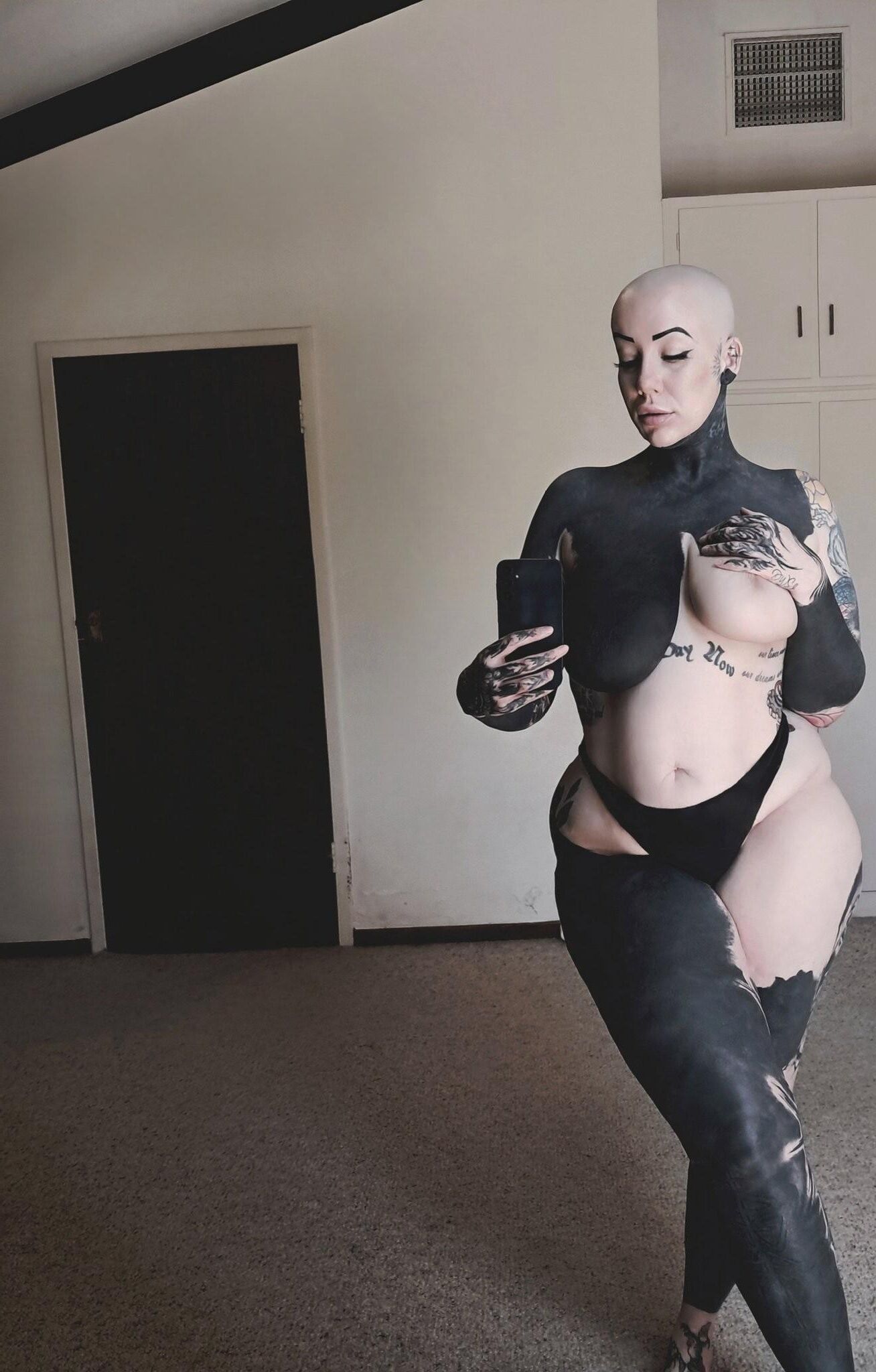 Voncaskxt Bald Tattooed Big Butt and Boobs Hot Milf Mixed Shots