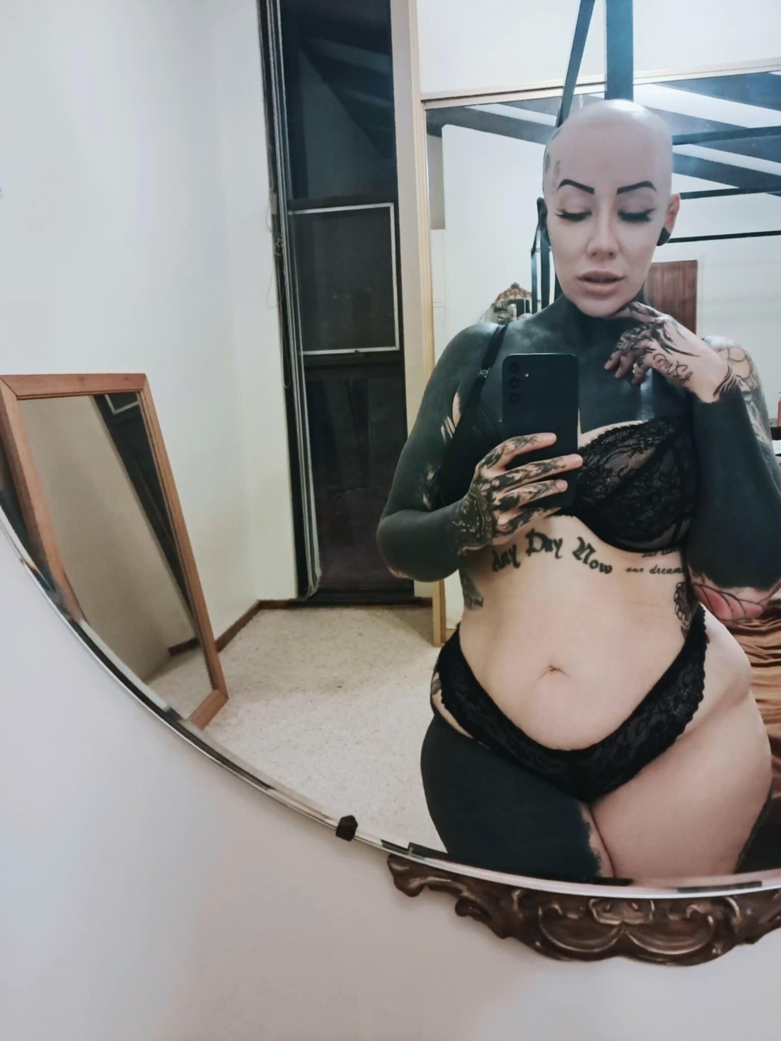 Voncaskxt Bald Tattooed Big Butt and Boobs Hot Milf Mixed Shots