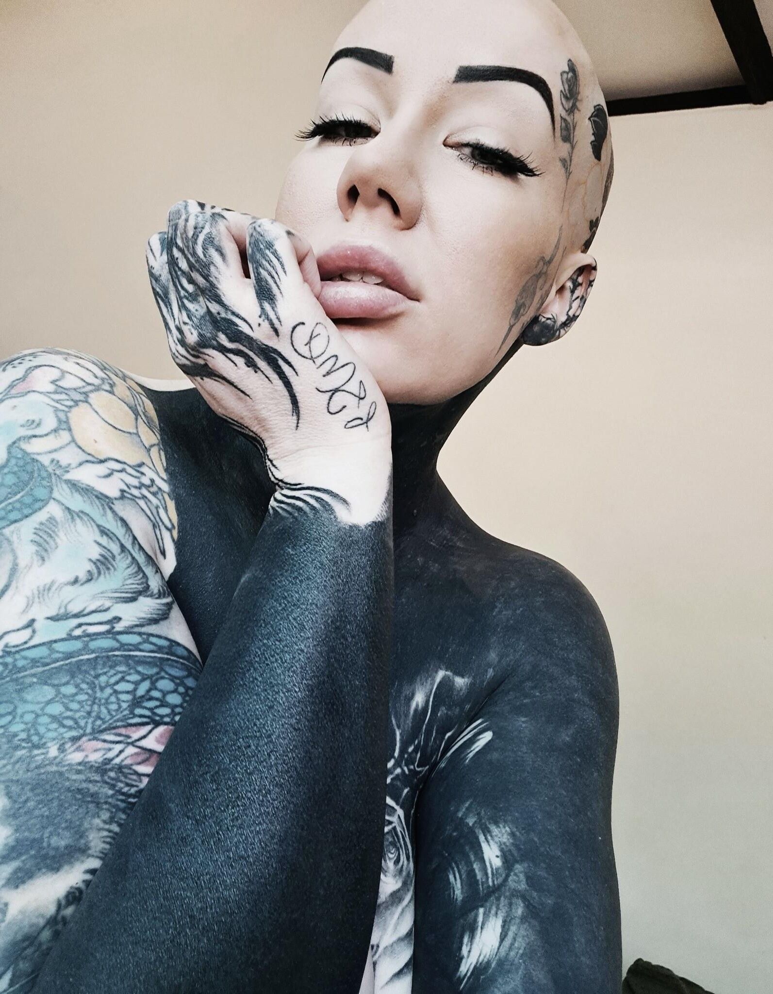 Voncaskxt Bald Tattooed Big Butt and Boobs Hot Milf Mixed Shots