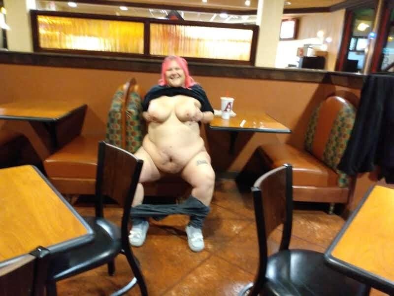 BBW brat PoppyJay flashing in restaurants