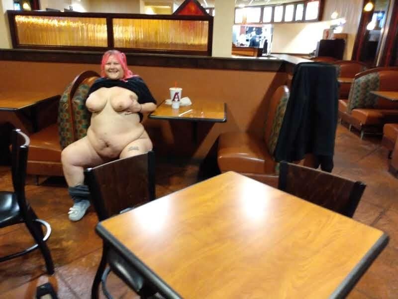 BBW brat PoppyJay flashing in restaurants