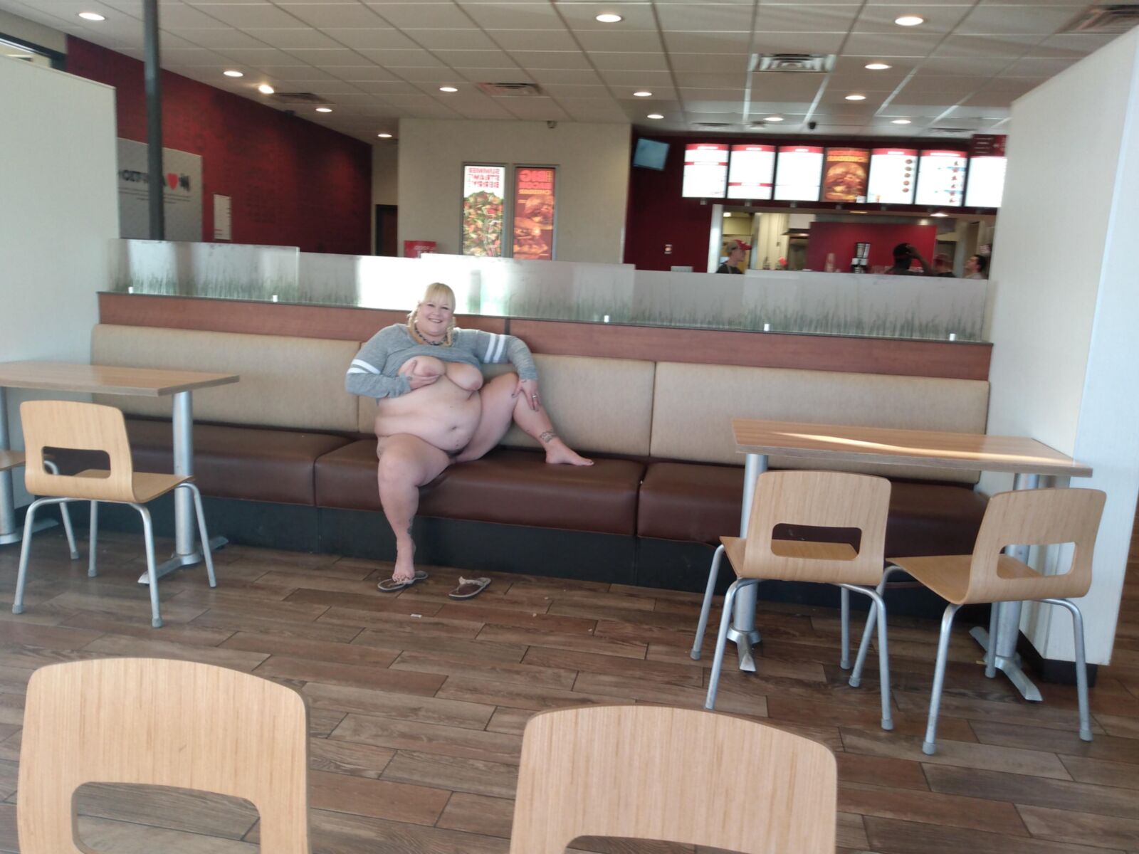 BBW brat PoppyJay flashing in restaurants