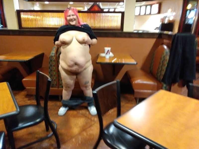 BBW brat PoppyJay flashing in restaurants