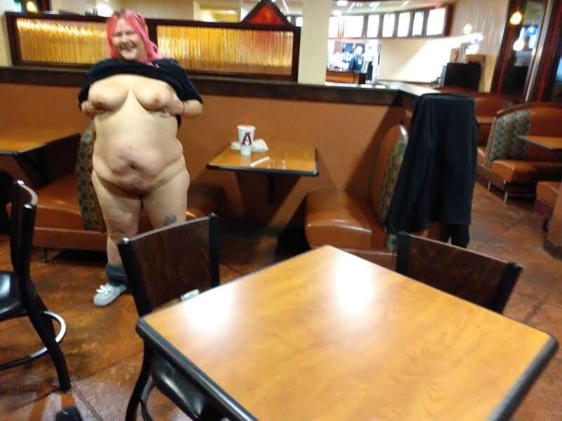 BBW brat PoppyJay flashing in restaurants