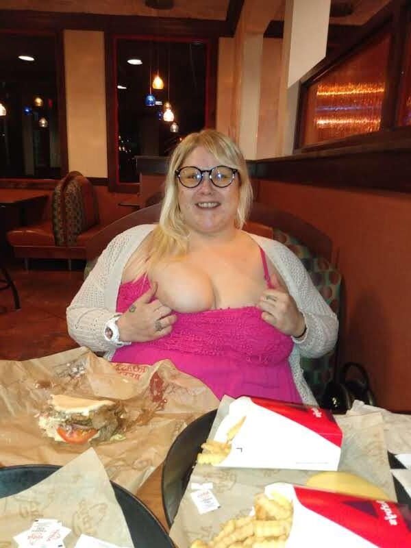 BBW brat PoppyJay flashing in restaurants