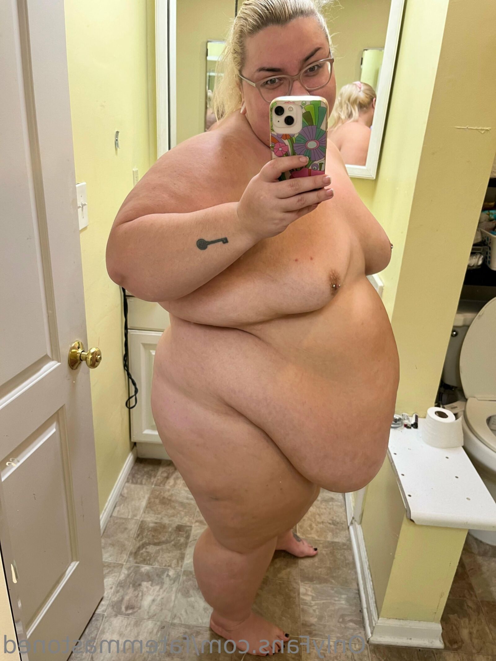 SSBBW EMMA SEXY BELLY HANG SMALL TITS