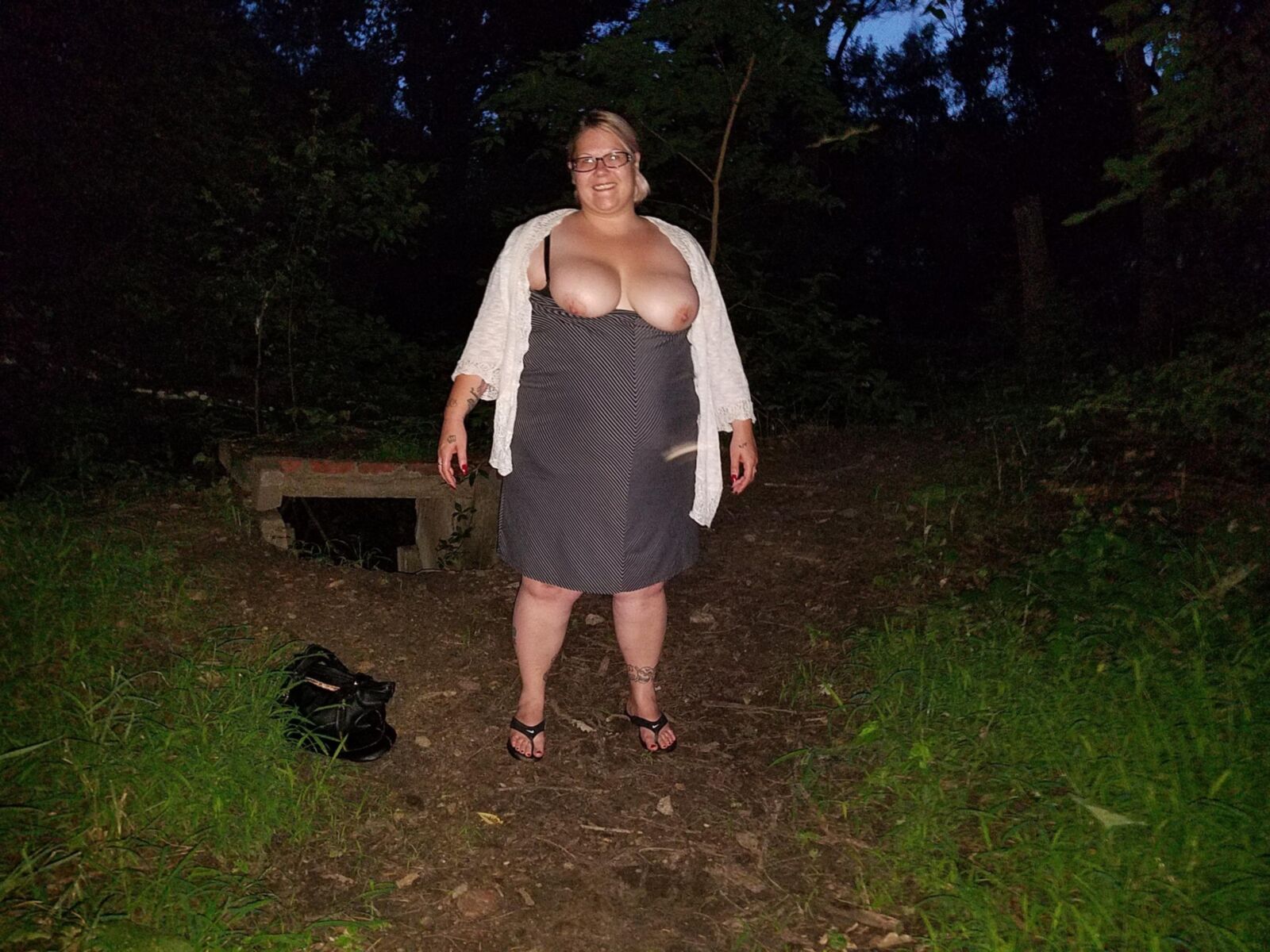 BBW pirralho PoppyJay tirando a roupa no parque à noite